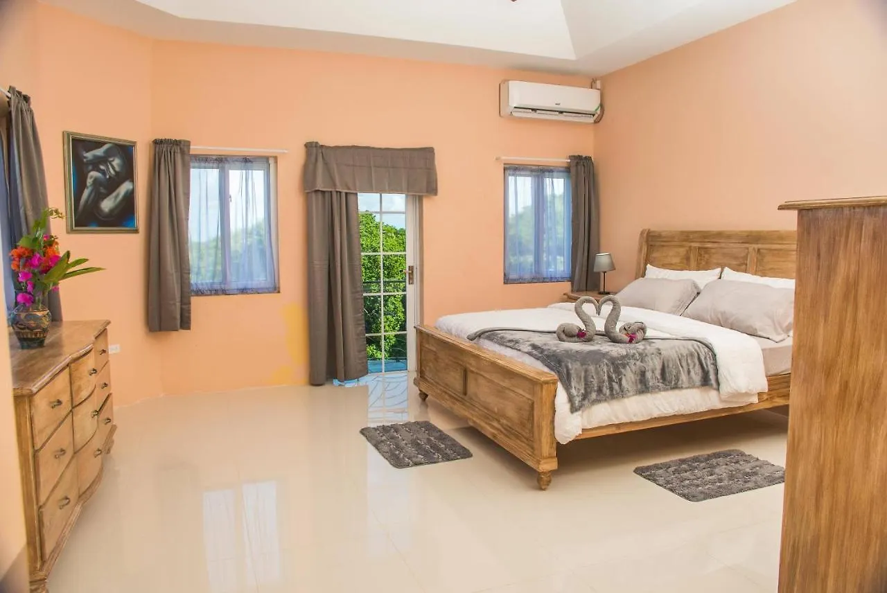 Runaway To Tranquility, Overlooking The Bay Runaway Bay Holiday home