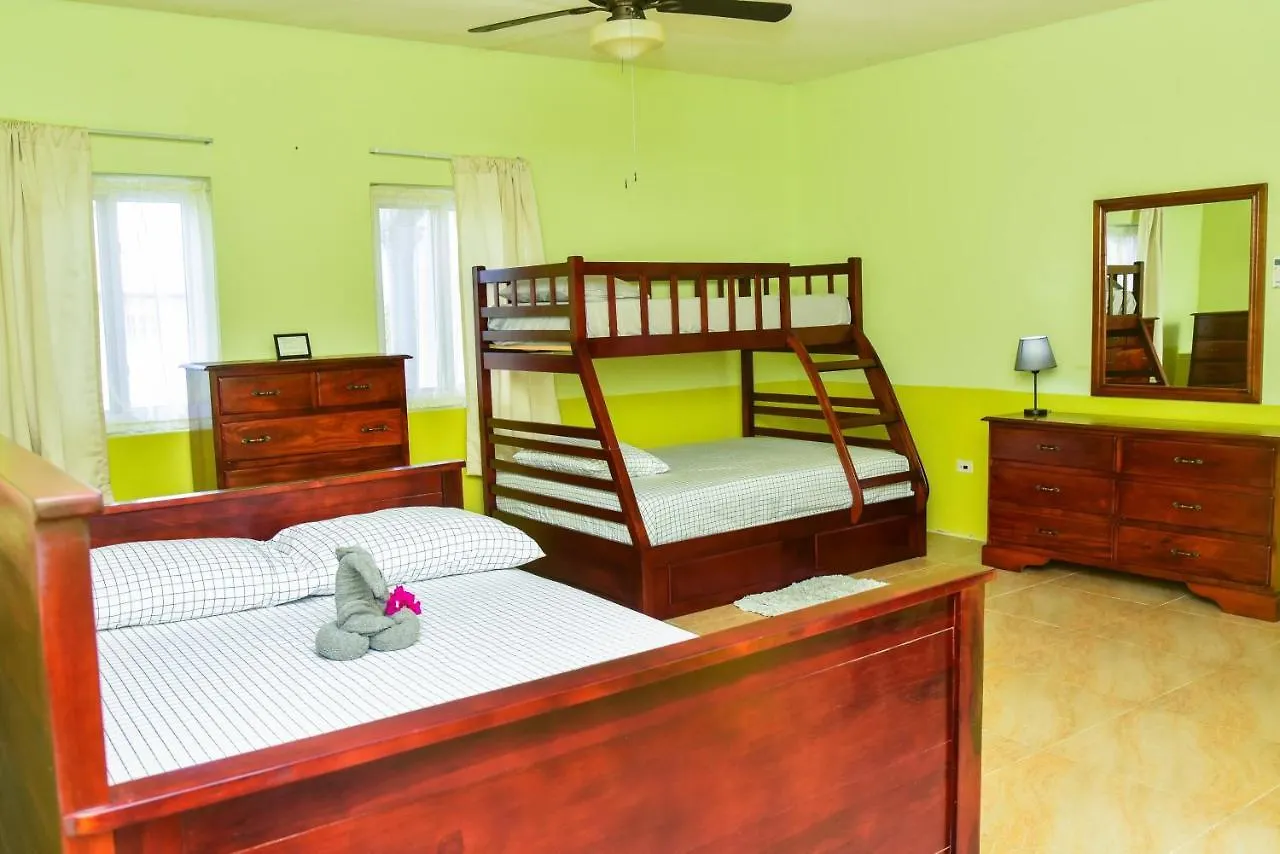 Runaway To Tranquility, Overlooking The Bay Runaway Bay Holiday home